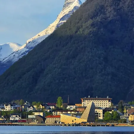 Grand - By Classic Norway 호텔